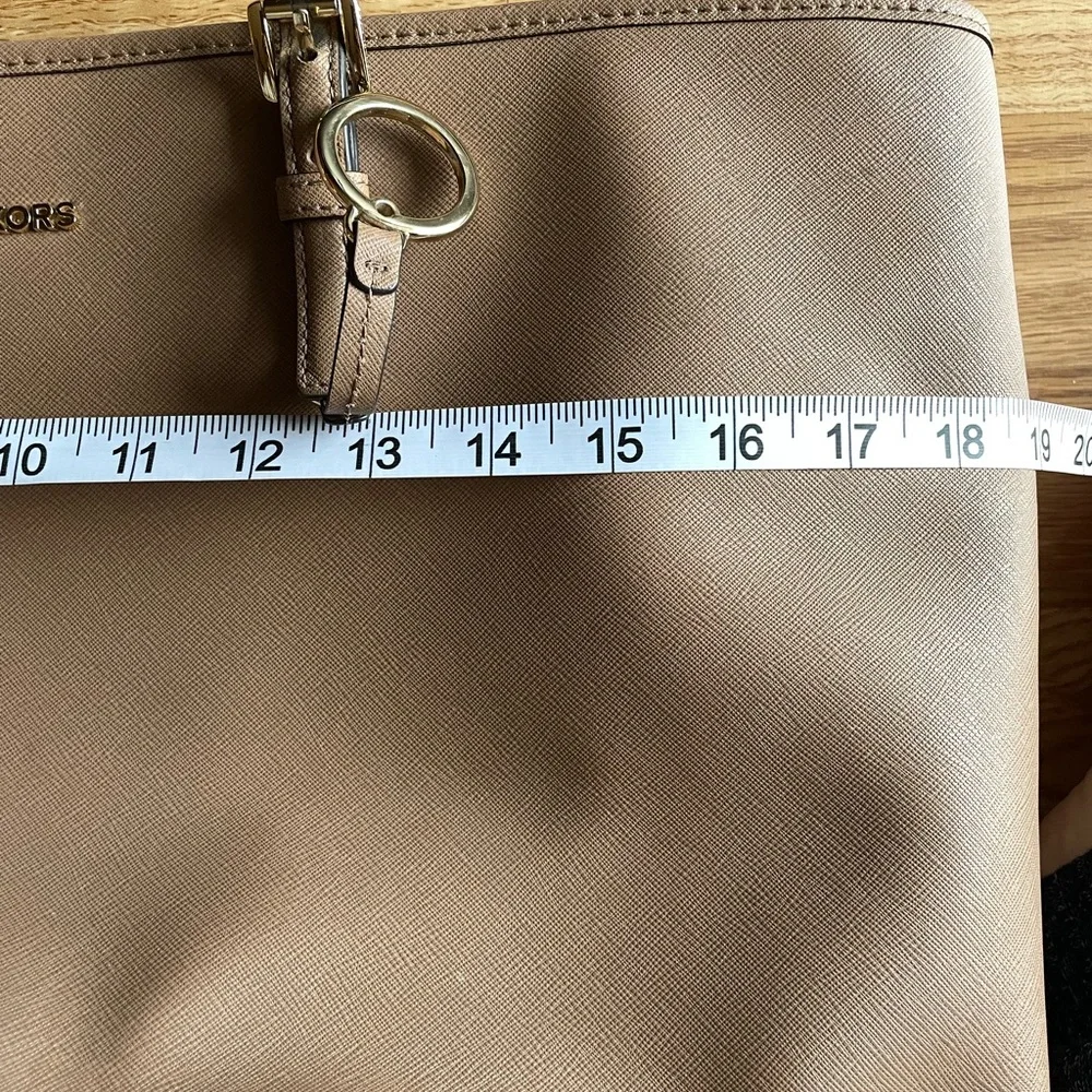 Michael Kors Jet Set Medium Saffiano Leather Top-Zip Tote Bag – Tan‎